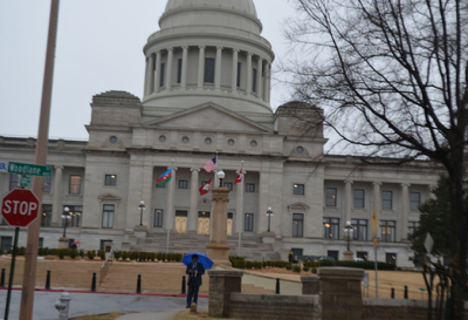 Le drapeau d’Azerbaïdjan hissé à l’Etat d’Arkansas des Etats-UnisLes copies des résolutions sur le génocide de Khodjaly du Sénat d’Arkansas et de la Chambre des Représentants ont été présentées aux représentants azerbaïdjanais