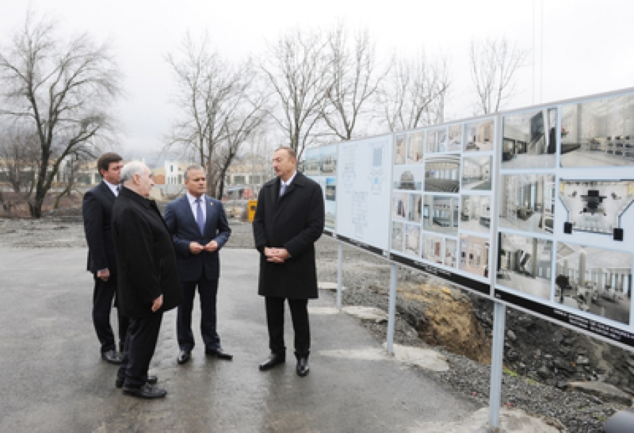 Le président Ilham Aliyev a visité le chantier du Centre de Congrès de Gabala pour voir le déroulement des travaux de construction