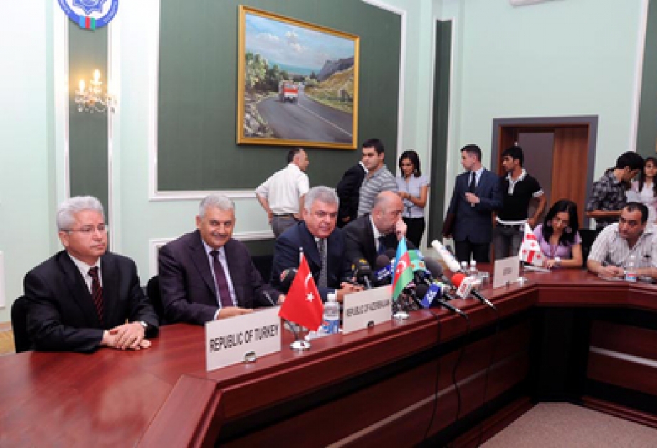 Les ministres des transports ont tenu une réunion relative au chemin de fer Bakou-Tbilissi-Kars à Istanbul