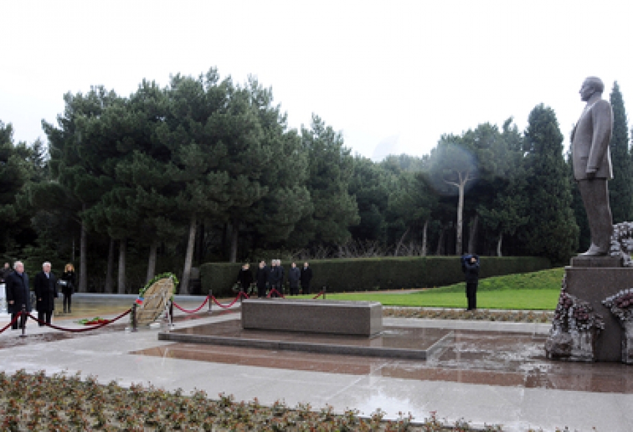 Une délégation dirigée par Fritz Neugebauer, deuxième président du Conseil National autrichien a visité la tombe du leader national, Heydar Aliyev, et l’Allée des Patriotes