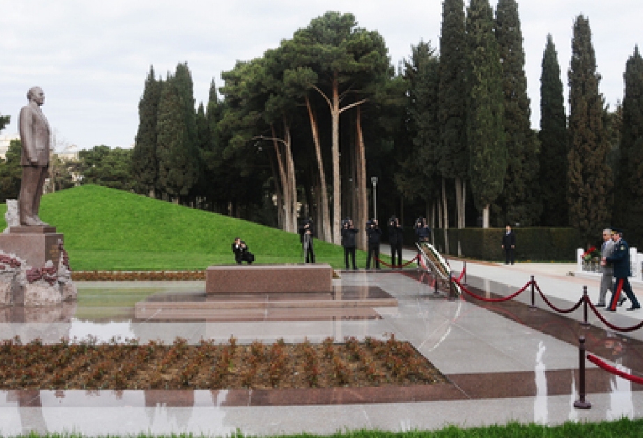 Les participants du Symposium international des chirurgiens militaires ont visité la tombe du leader national Heydar Aliyev et l’Allée des Patriotes