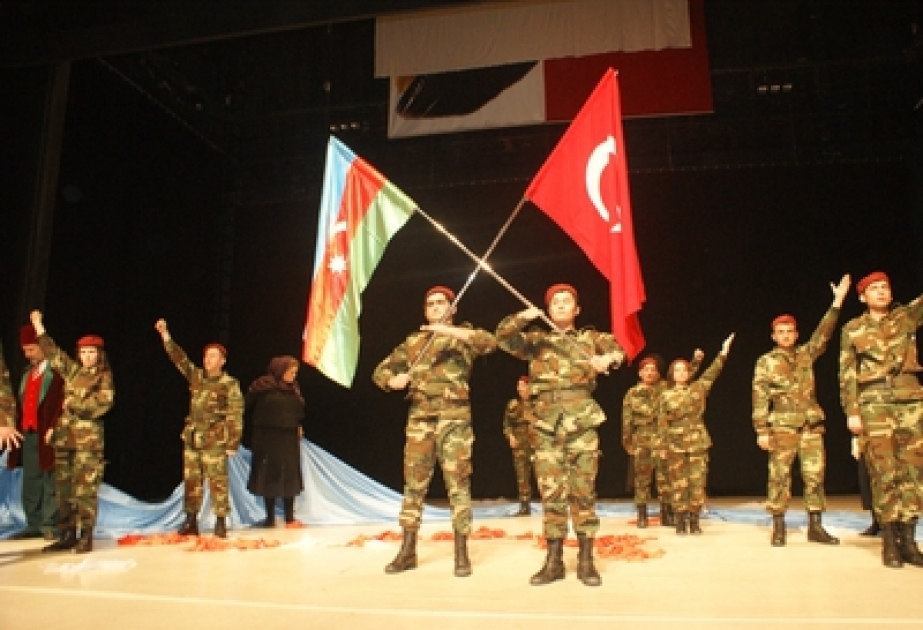 Le Théâtre Dramatique d’Irevan d’Azerbaïdjan a présenté la pièce «L’épopée du monument de génocide» à Igdir