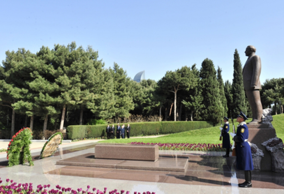 La délégation conduite par le Vice-Premier ministre et ministre des Affaires étrangères de la République de Slovaquie a visité la tombe du leader national Heydar Aliyev et l’Allée des Patriotes