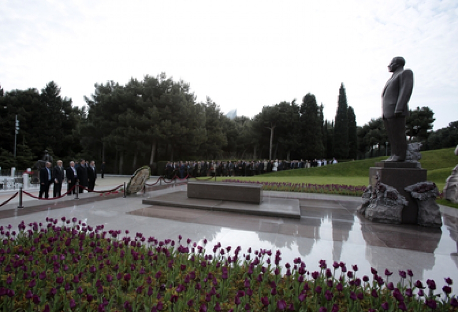 Les participants de la conférence internationale ont visité la tombe du leader national Heydar Aliyev et l’Allée des Patriotes