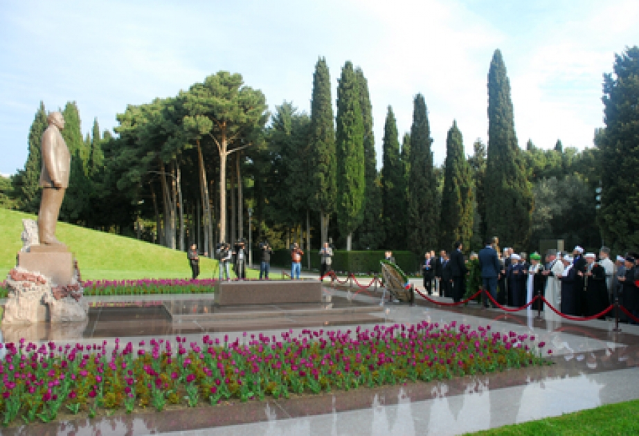 Visite de la tombe du leader national Heydar Aliyev et de l’Allée des Patriotes
