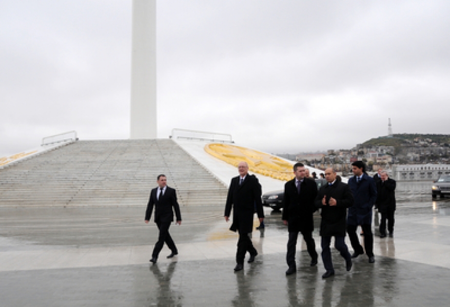 La délégation dirigée par le président de la Commission des affaires étrangères de la Chambre des Députés du Parlement de la République tchèque a visité la Place du Drapeau National