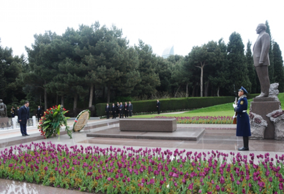 Le Premier ministre de la République de Macédoine a visité la tombe du leader national Heydar Aliyev et l’Allée des Patriotes