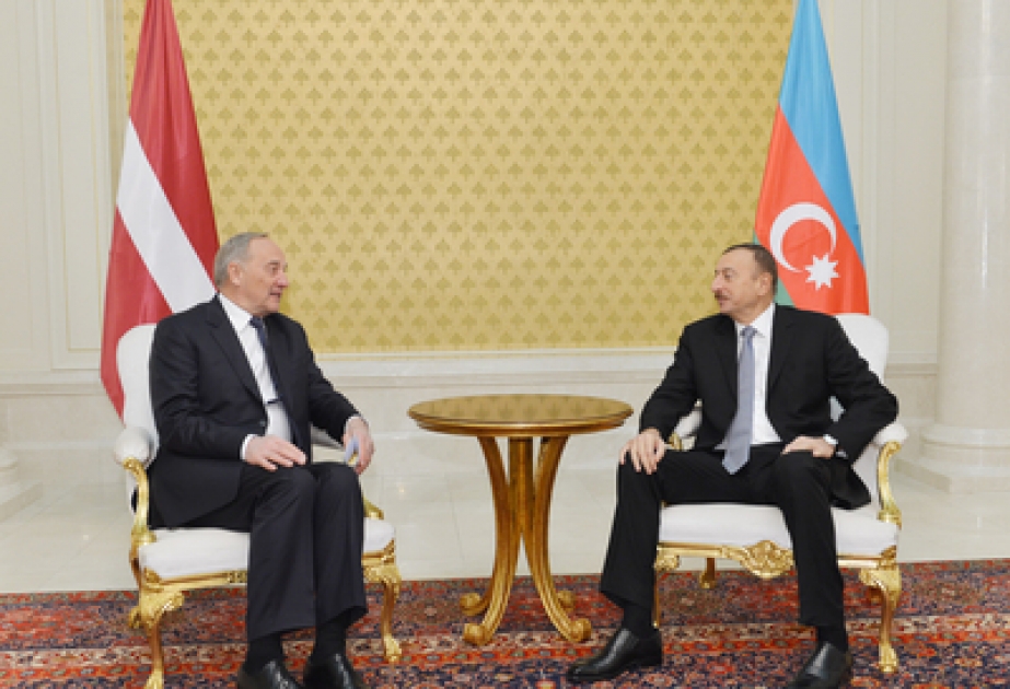 Le président azerbaïdjanais Ilham Aliyev et le président letton Andris Berzins se sont rencontrés en tête- à -tête VIDEO