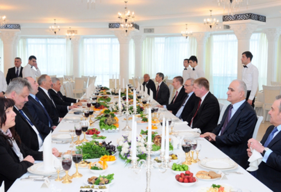 Déjeuner d’affaires du président letton Andris Berzins et du Premier ministre azerbaïdjanais Artour Rassizadé