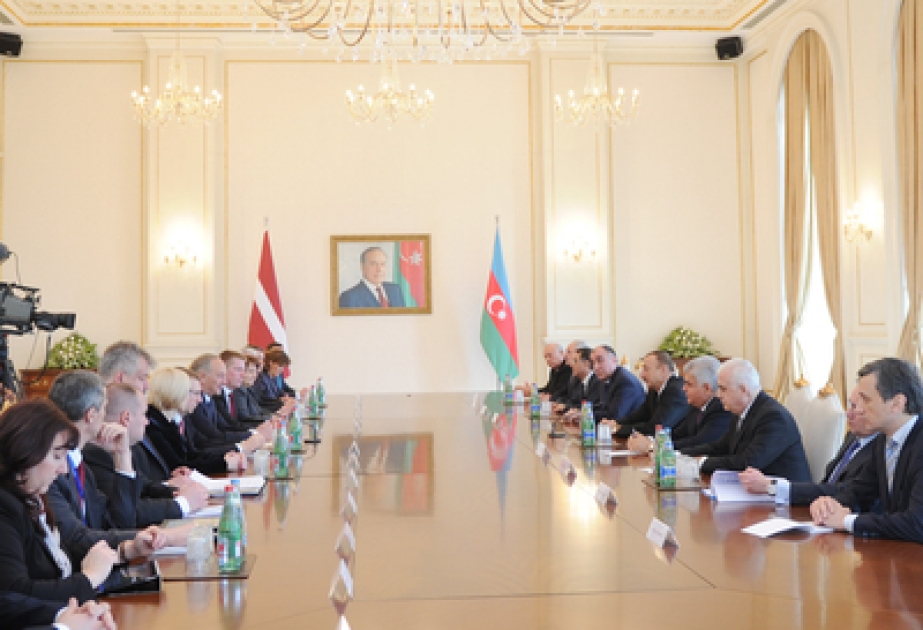 La rencontre des présidents azerbaïdjanais et letton avec la participation des délégations VIDEO