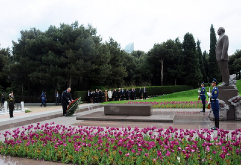 Le président de la République de Lettonie a visité la tombe du leader national Heydar Aliyev
