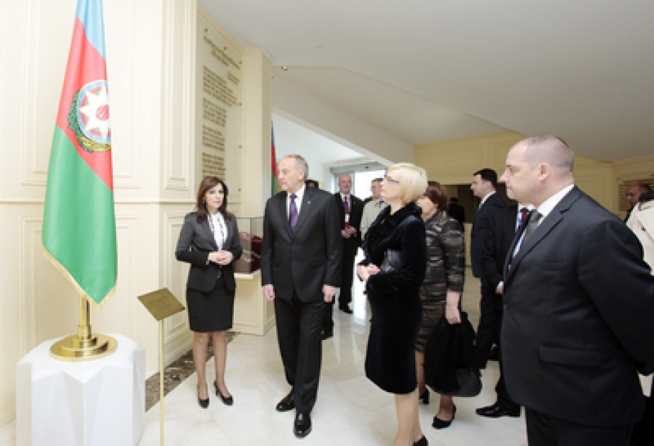 La Place du Drapeau national a suscité une riche impression chez le président letton