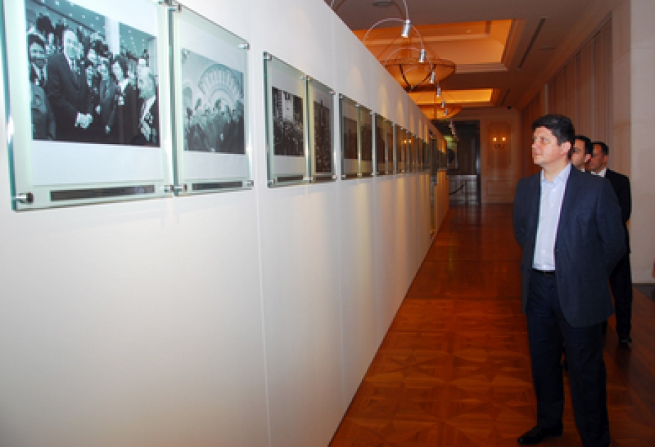 Le ministre roumain des affaires étrangères visite la Fondation Heydar Aliyev