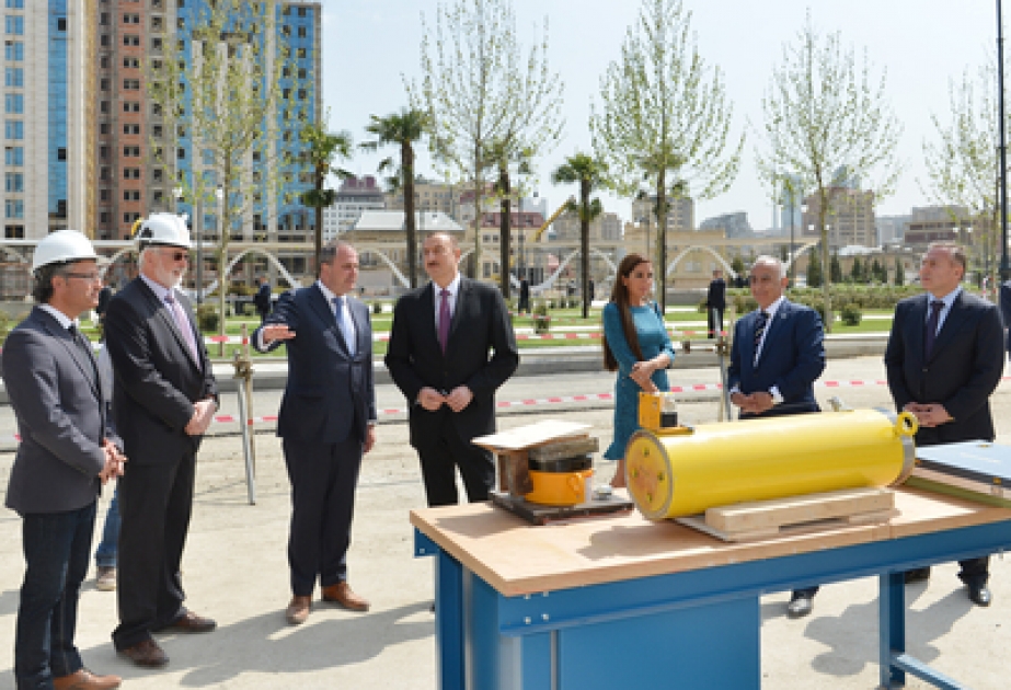 Le président Ilham Aliyev a visité le chantier du nouveau parc situé entre les rues Fuzouli et Mirzagha Aliyev de la capitale pour voir l’avancement des travaux de construction VIDEO
