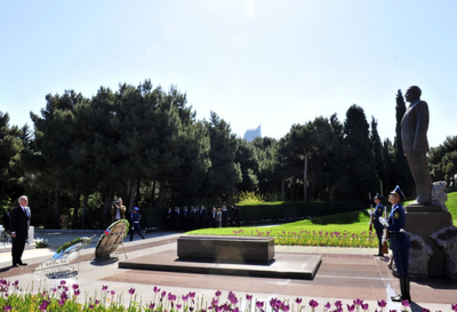Le ministre des Affaires étrangères de a Grèce a visité la tombe du leader national Heydar Aliyev et l’Allée des Patriotes