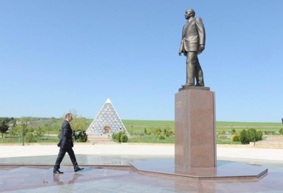 Le président Ilham Aliyev a visité le monument du leader national Heydar Aliyev à Goboustan VIDEO
