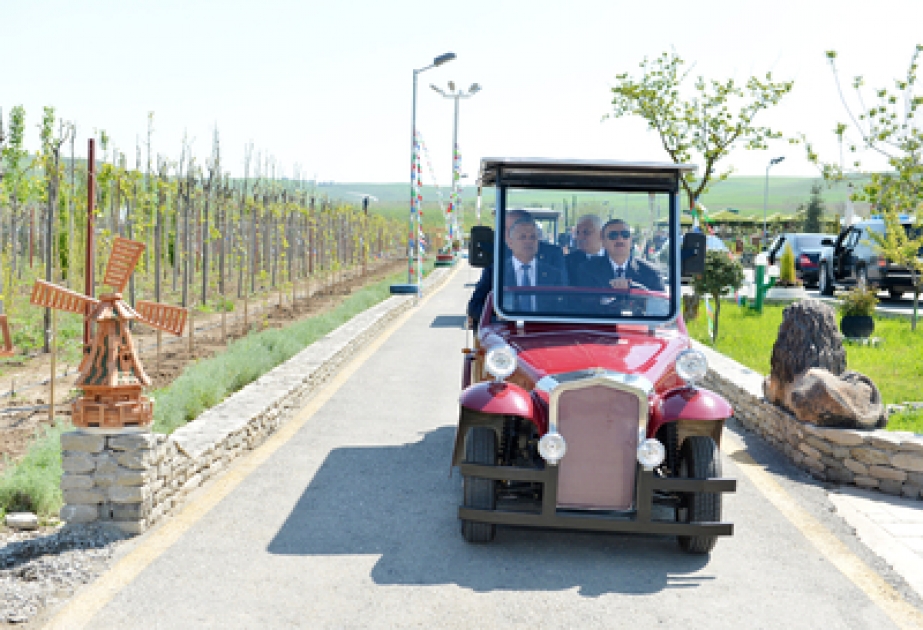 Le président Ilham Aliyev au Jardin de loisirs à Goboustan VIDEO