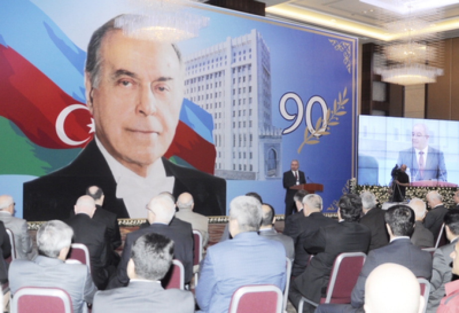 Le 90ème anniversaire de la naissance du leader national Heydar Aliyev célébré au Ministère des Technologie de l’Information et de la Communication