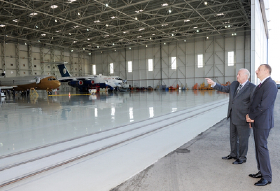 Le président Ilham Aliyev a pris connaissance de l’avancement des travaux de construction dans le hangar et l’aérogare moderne, a pris part à l’ouverture du Centre international de la Logistique, et a regardé les nouveaux avions à l’Aéroport international Heydar Aliyev VIDEO