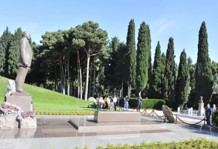 Les participants de la conférence ont visité la tombe du ldirigeant historique Heydar Aliyev