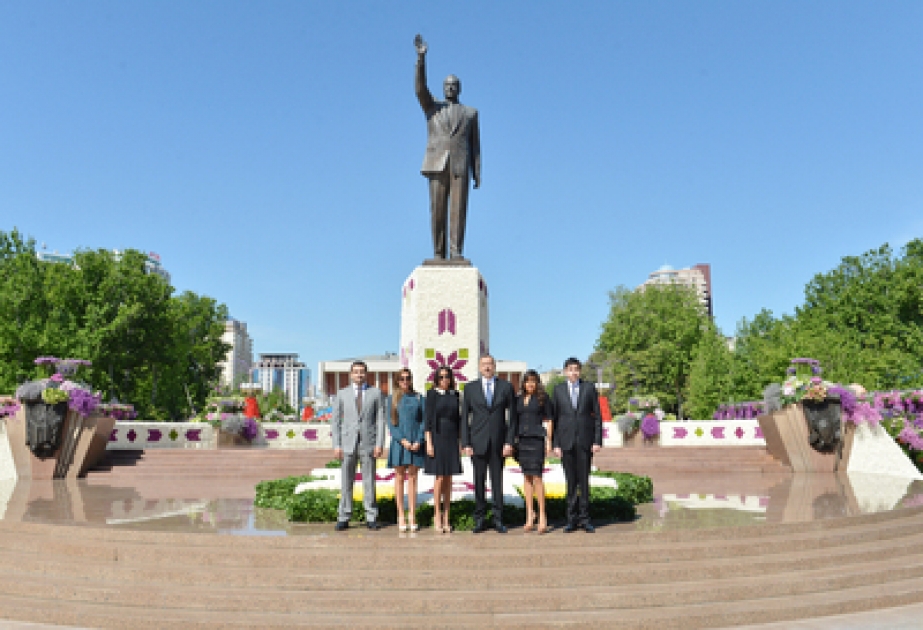 Le président azerbaïdjanais Ilham Aliyev a participé à la Fête des fleurs organisée dans la capitale à l’occasion du 90ème anniversaire de la naissance d’Heydar Aliyev, leader national du peuple azerbaïdjanais VIDEO