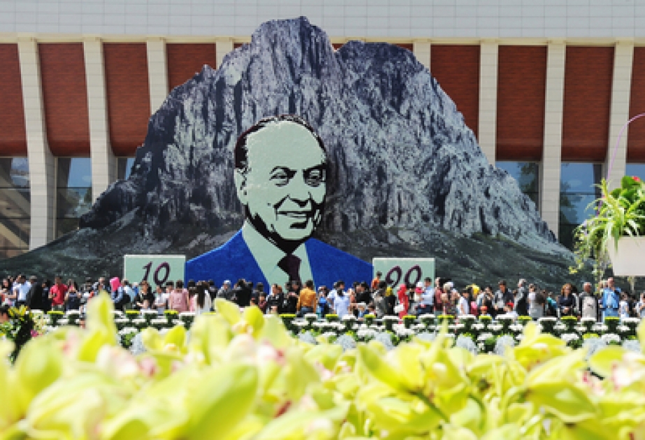 Fête des fleurs consacrée au 90e aniversaire de naissance d’Heydar Aliyev, dirigeant historique