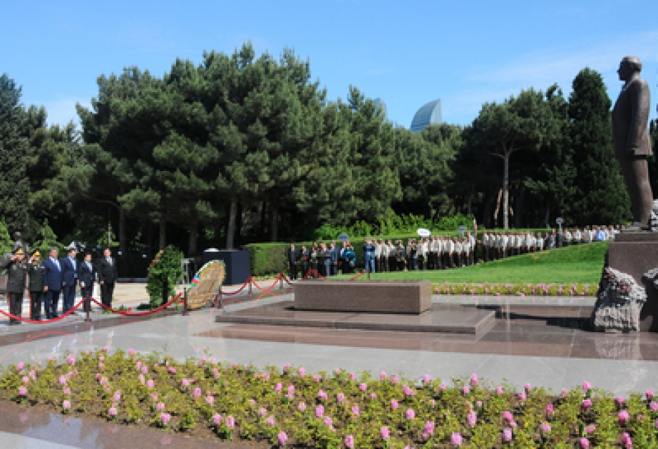 Les participants du tournoi final national des jeux sportifs militaires «Chahin» ont visité la tombe du leader national Heydar Aliyev et l’Allée des Patriotes
