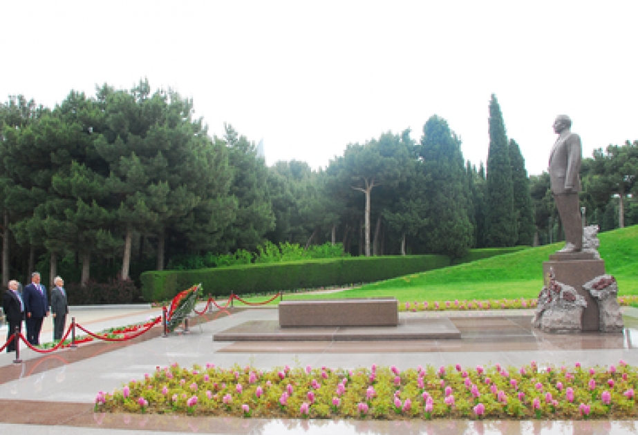 Le ministre géorgien des Sports et de la Jeunesse a visité la tombe du leader national Heydar Aliyev et l’Allée des Patriotes