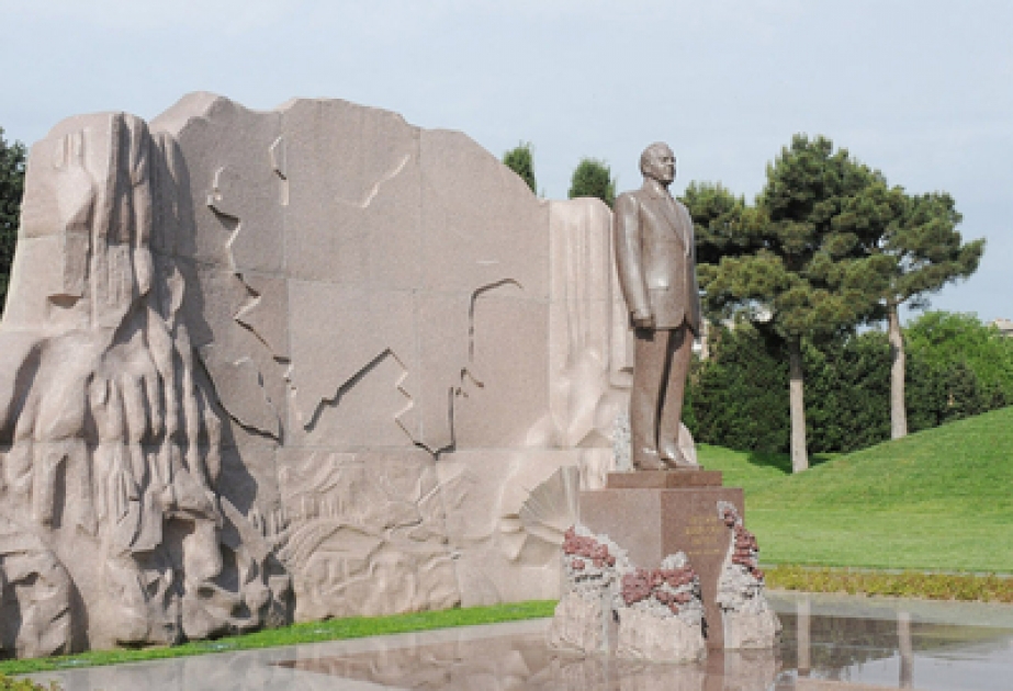 Participants of international congress pay respect to national leader Heydar Aliyev and Azerbaijani heroes