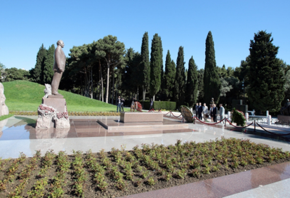 Les participants du 1er Forum international de Bakou des jeunes scientifiques «Les nouveaux défis dans l’espace européen» ont visité la tombe du leader national Heydar Aliyev et l’Allée des Patriotes