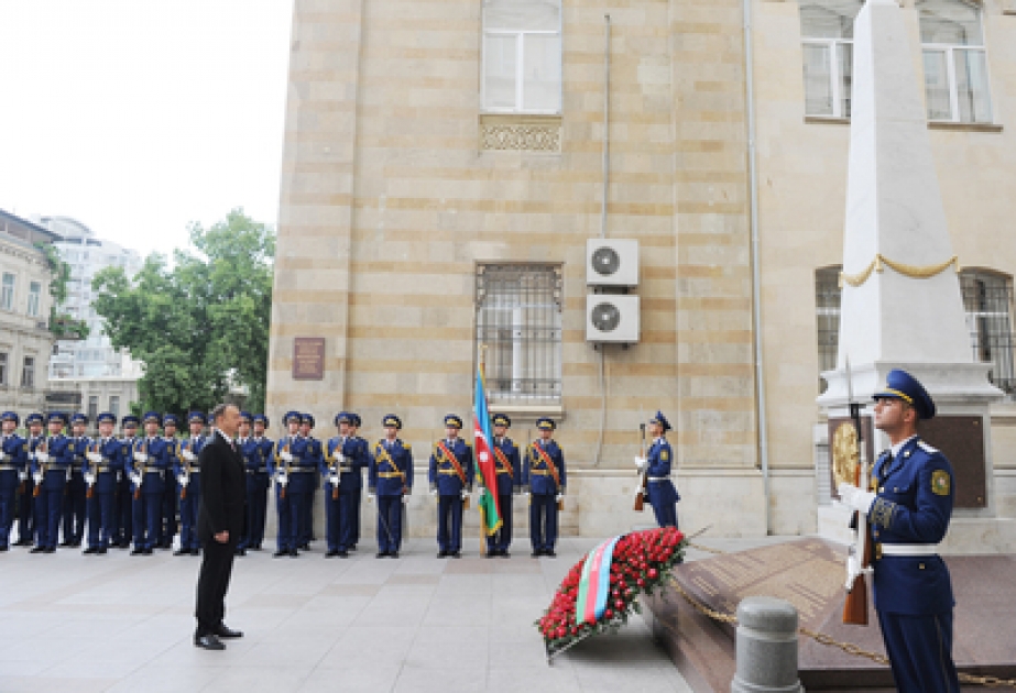 Le président Ilham Aliyev a visité le monument érigé en l’honneur de la République Populaire d’Azerbaïdjan VIDEO