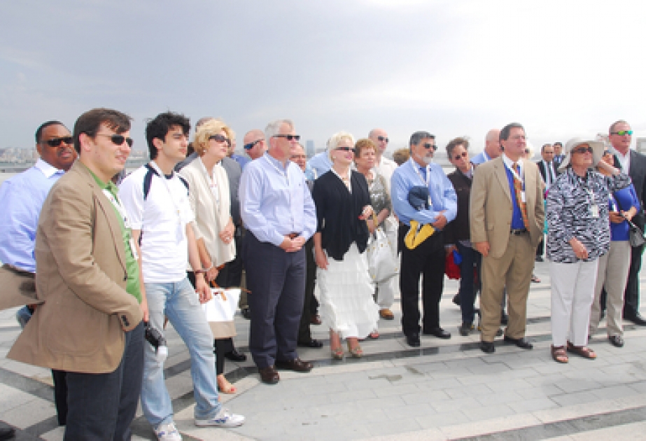 Les participants du Forum américo-azerbaïdjanais «Un regard sur l’avenir» ont visité la Place du Drapeau national