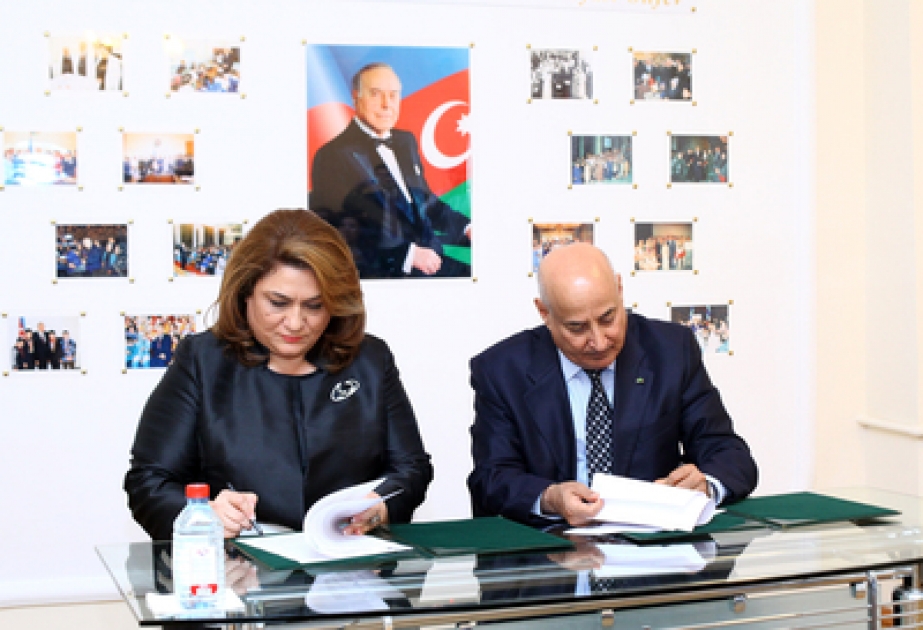 Signature des documents relatifs à l’organisation à Bakou de la IVe Conférence islamique des ministres de l’ISESCO chargés des problèmes des enfants