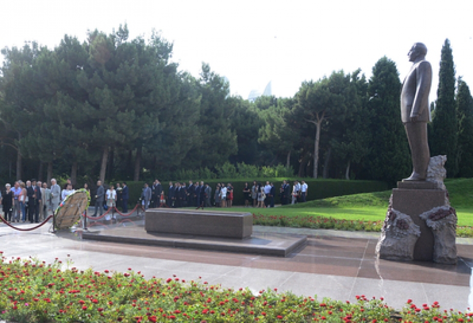 Les participants de la XIe conférence internationale des Médiateurs ont visité la tombe du leader national Heydar Aliyev et l’Allée des Patriotes