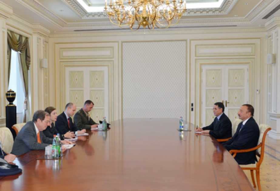 Президент Азербайджана Ильхам Алиев принял делегацию во главе с советником министра обороны США по России, Украине и Евразии VİDEO