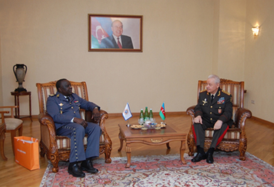 Verteidigungsminister Aserbaidschans den Präsidenten des internationalen Rates für Militärsport getroffen