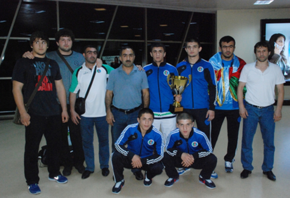 Azerbaijani freestyle wrestlers return to heroes` welcome