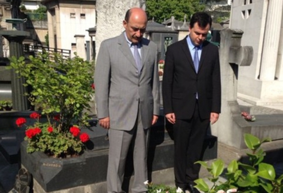 وزير الثقافة والسياحة الأذربيجاني يزور قبر فنان الشعب توغرول نريمانبايوف