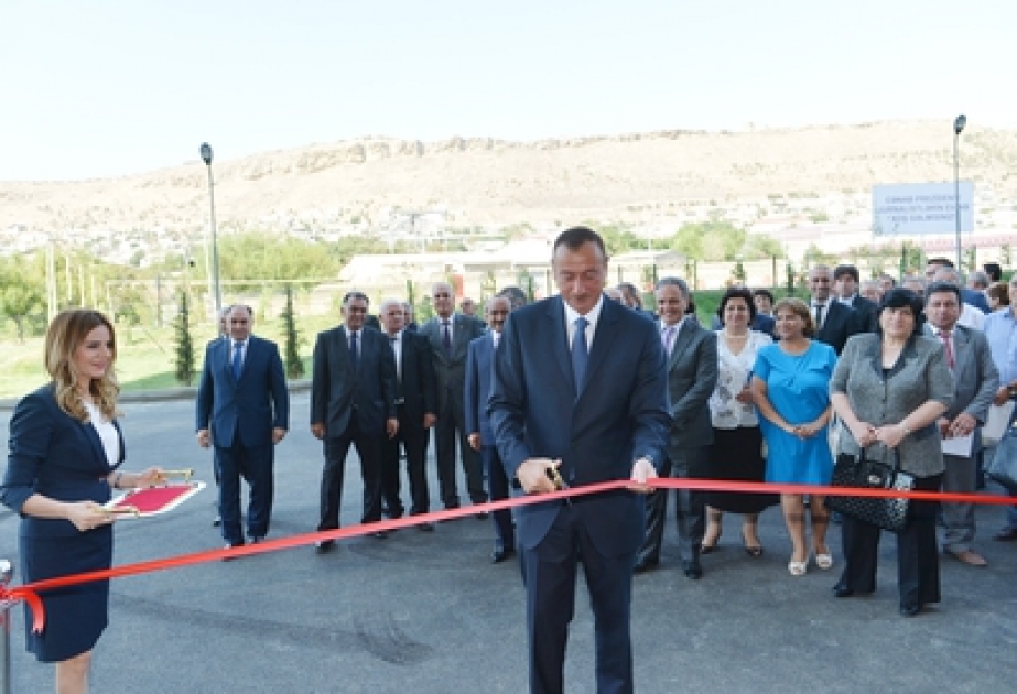 Azərbaycan Prezidenti İlham Əliyev jurnalistlər üçün tikilmiş binada Milli Mətbuat Günü münasibətilə mənzillərin paylanması mərasimində iştirak etmişdirVİDEO