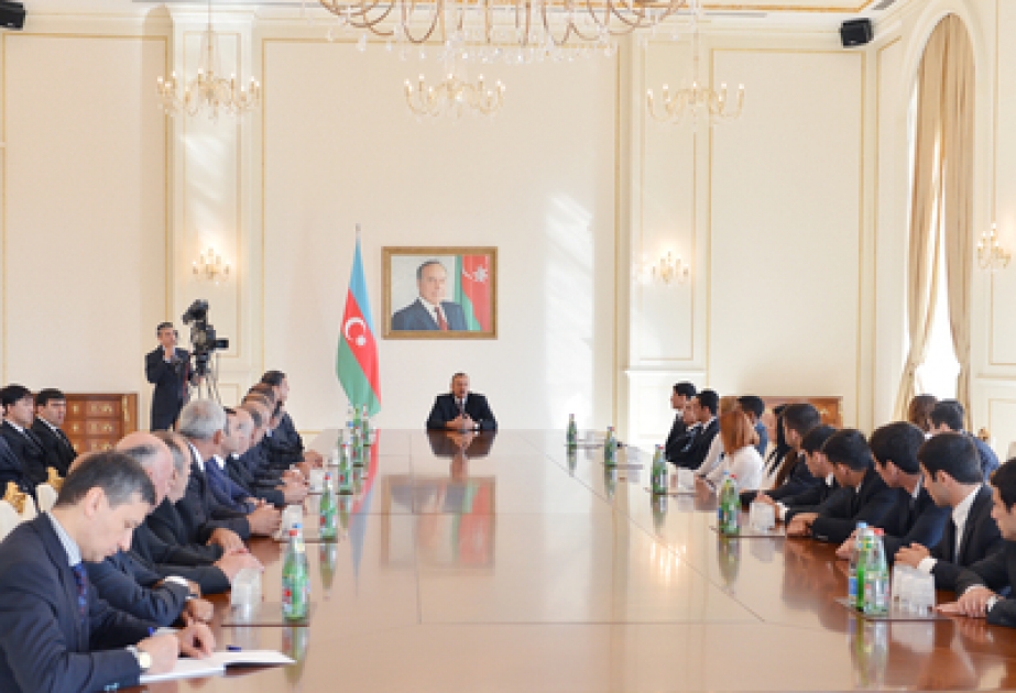 Präsident Ilham Aliyev die Sieger, Gewinner der XXVII. Weltsommer-Universiade in russischer Stadt Kasan, ihre Trainer und Sportspezialisten empfangen VİDEO