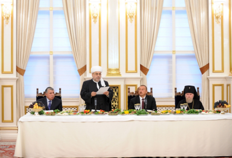 Şeyxülislam müqəddəs Ramazan ayı münasibətilə iftar süfrəsi açmışdırAzərbaycan Prezidenti İlham Əliyev iftar mərasimində iştirak etmişdir VİDEO