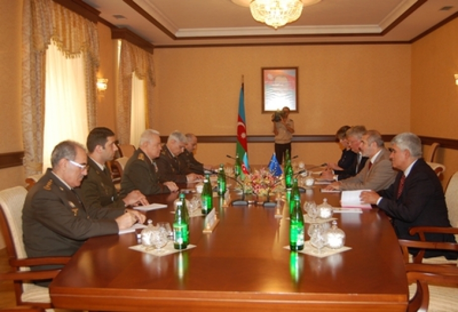 Beim Treffen im Verteidigunsministerium ein Gedankenaustausch über den armenisch-aserbaidschanischen Berg-Karabach-Konflikt stattgefunden