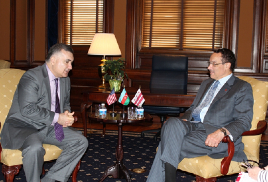 Aserbaidschanischer Botschafter in den Vereinigten Staaten mit dem Bürgermeister von Washington getroffen