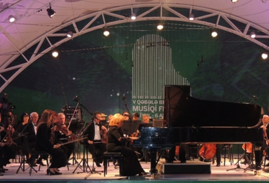 Tanınmış türkiyəli pianoçunun V Qəbələ Beynəlxalq Musiqi Festivalında çıxışı hərarətlə qarşılanmışdır VİDEO