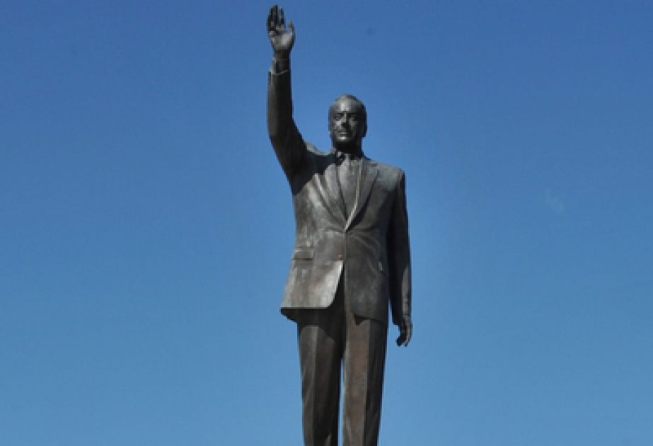 Incoming German Ambassador visits national leader Heydar Aliyev's monument