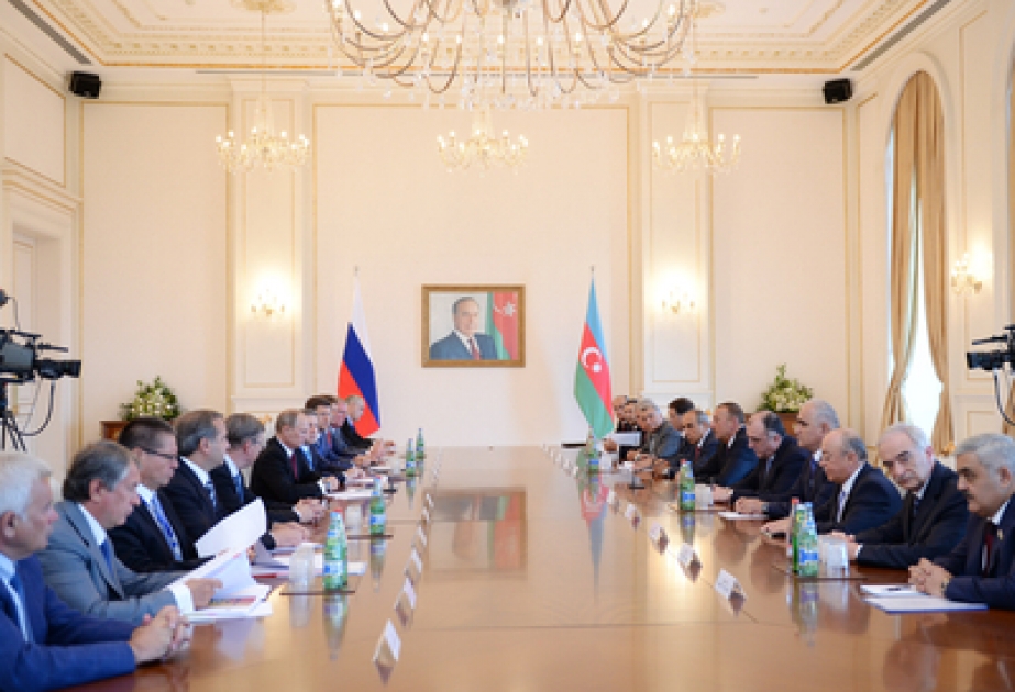 In einer breiten Zusammensetzung hat das Treffen des Präsidenten von Aserbaidschan Ilham Aliyev und Präsidenten von Rußland Wladimir Putin stattgefunden VİDEO