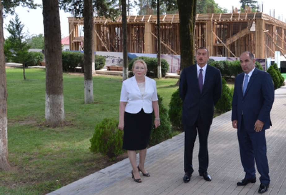 Le président Ilham Aliyev a visité le chantier du Centre Heydar Aliyev à Oghouz VİDEO