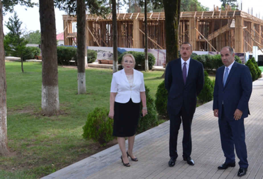 President Ilham Aliyev inspizierte im Rayon Ogus den Verlauf von Bauarbeiten am Heydar Aliyev-Zentrum VİDEO