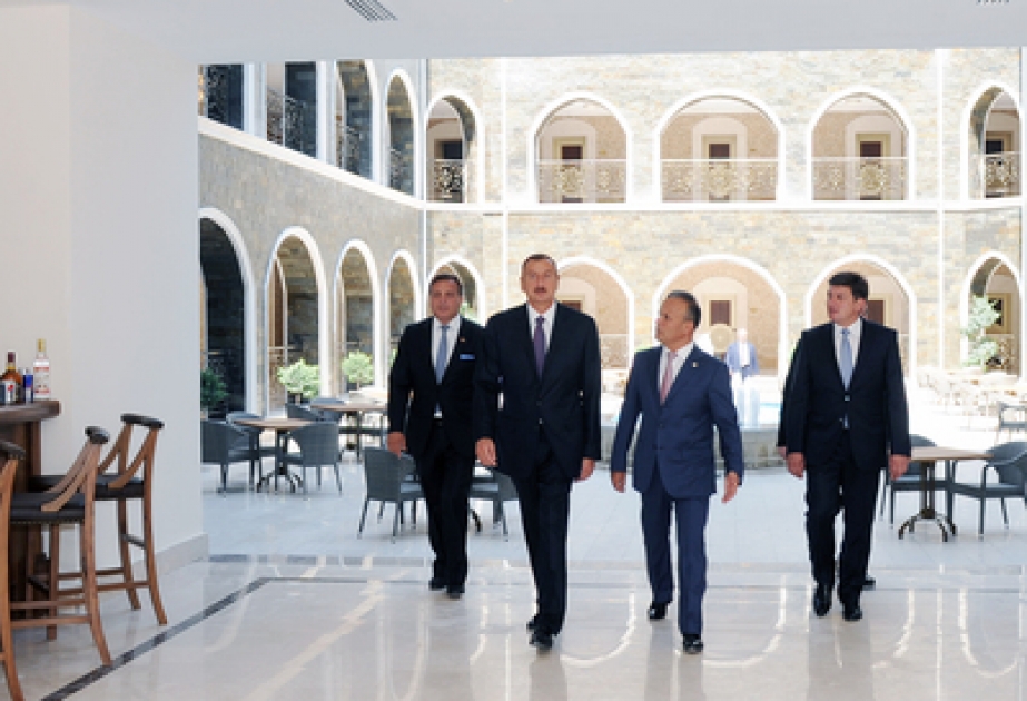 Präsident Ilham Aliyev in Gaballa an der Eröffnungsfeier des Hotels „Qafqaz Karvansaray“ teilgenommen VİDEO