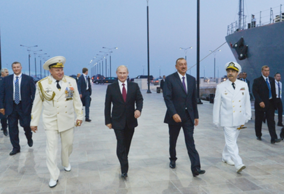 Aserbaidschans Präsident Ilham Aliyev und Präsident von Russland Wladimir Putin sich das Raketenschiff “Dagestan” der Kaspischen Flottille Russlans und das Wachschiff “Baku” der Aserbaidschanischen Marine angesehen VİDEO